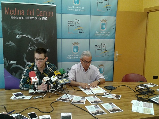 En la imagen se que adjunta se puede ver al concejal de Turismo, José María Magro y al concejal de Seguridad, Francisco Tellez.